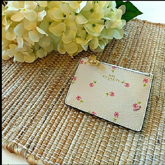 Coach Handbags - Coack Daisy ID Skinny